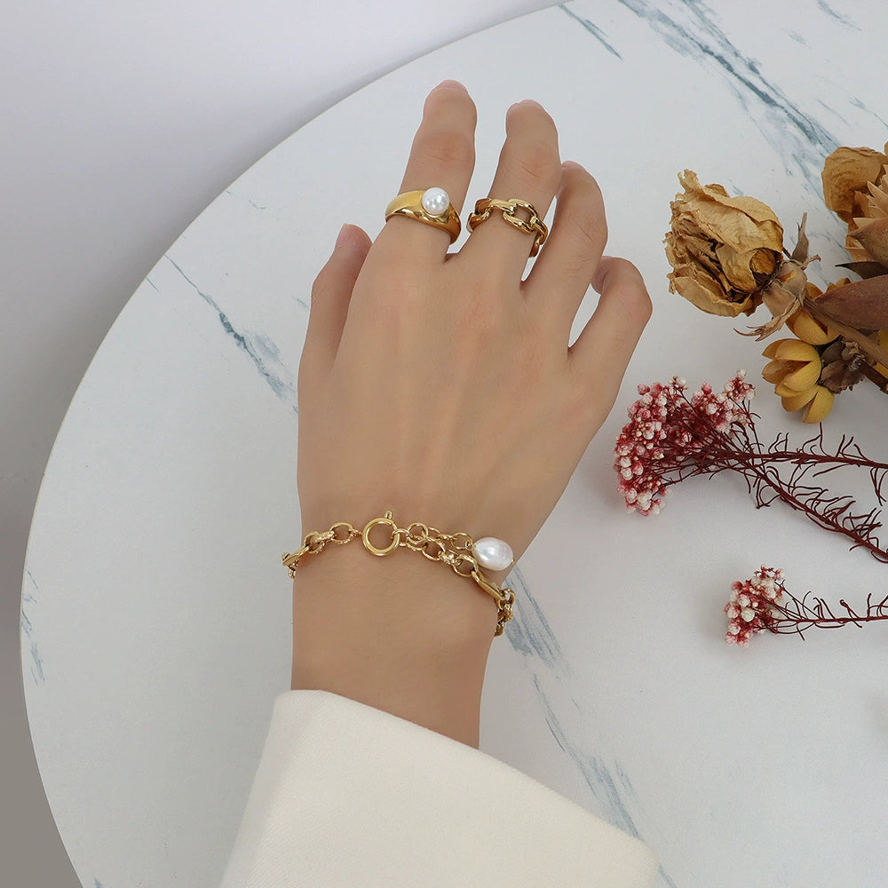 Bracelet-en-perle-Nathalie-vue-de-face-Nathalie-porte-par-mannequin
