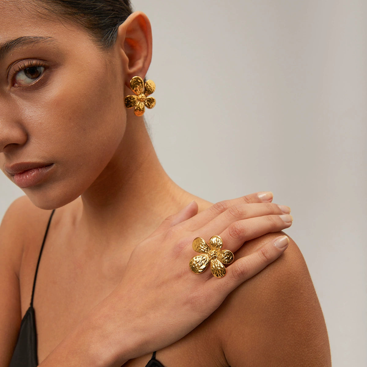 bague-acier-inoxydable-doree-portee-par-mannequin