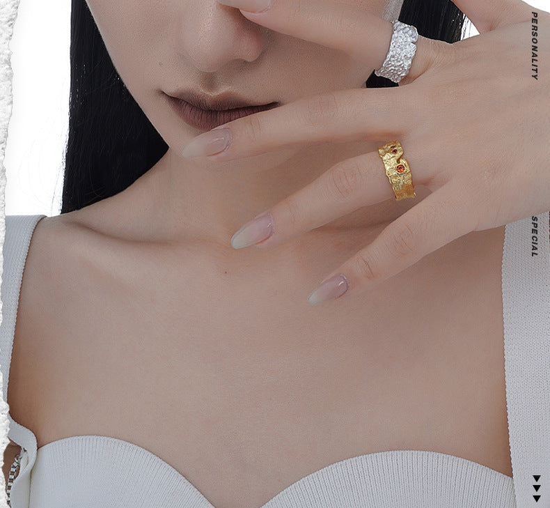 bague-argent-charlie-portee-par-mannequin-detail