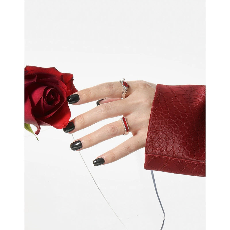 bague-argent-coeur-rouge-portee-par-mannequin-Alix