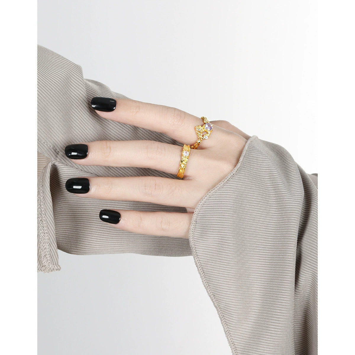 bague-argent-doree-pierre-violette-dina-portee-par-mannequin
