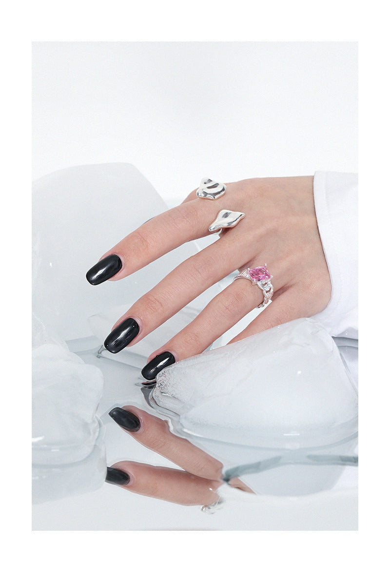 bague-argent-rose-portee-par-mannequin