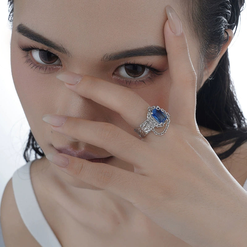 bague-chaine-argent-925-avec-chaine-profundis-portee-par-mannequin