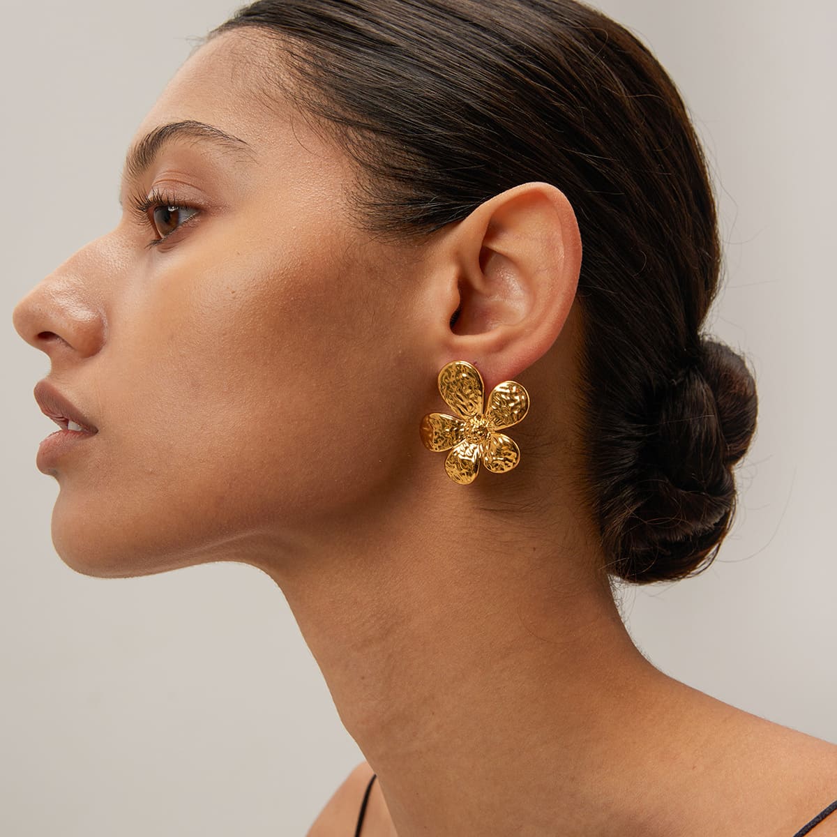 boucle-doreille-acier-chirurgical-Floria-portees-par-mannequin1-vue-de-loin