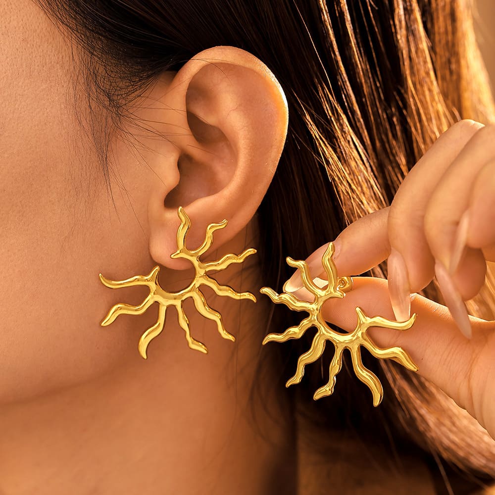 boucle-doreille-acier-chirurgical-Soleil-portees-par-mannequin3
