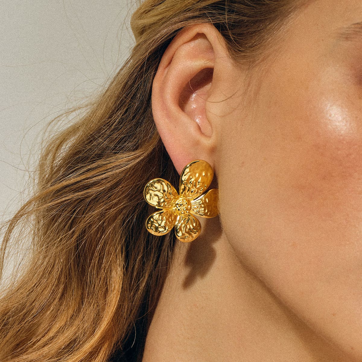 boucle-doreille-acier-chirurgical-Floria-portees-par-mannequin1-vue-de-detail