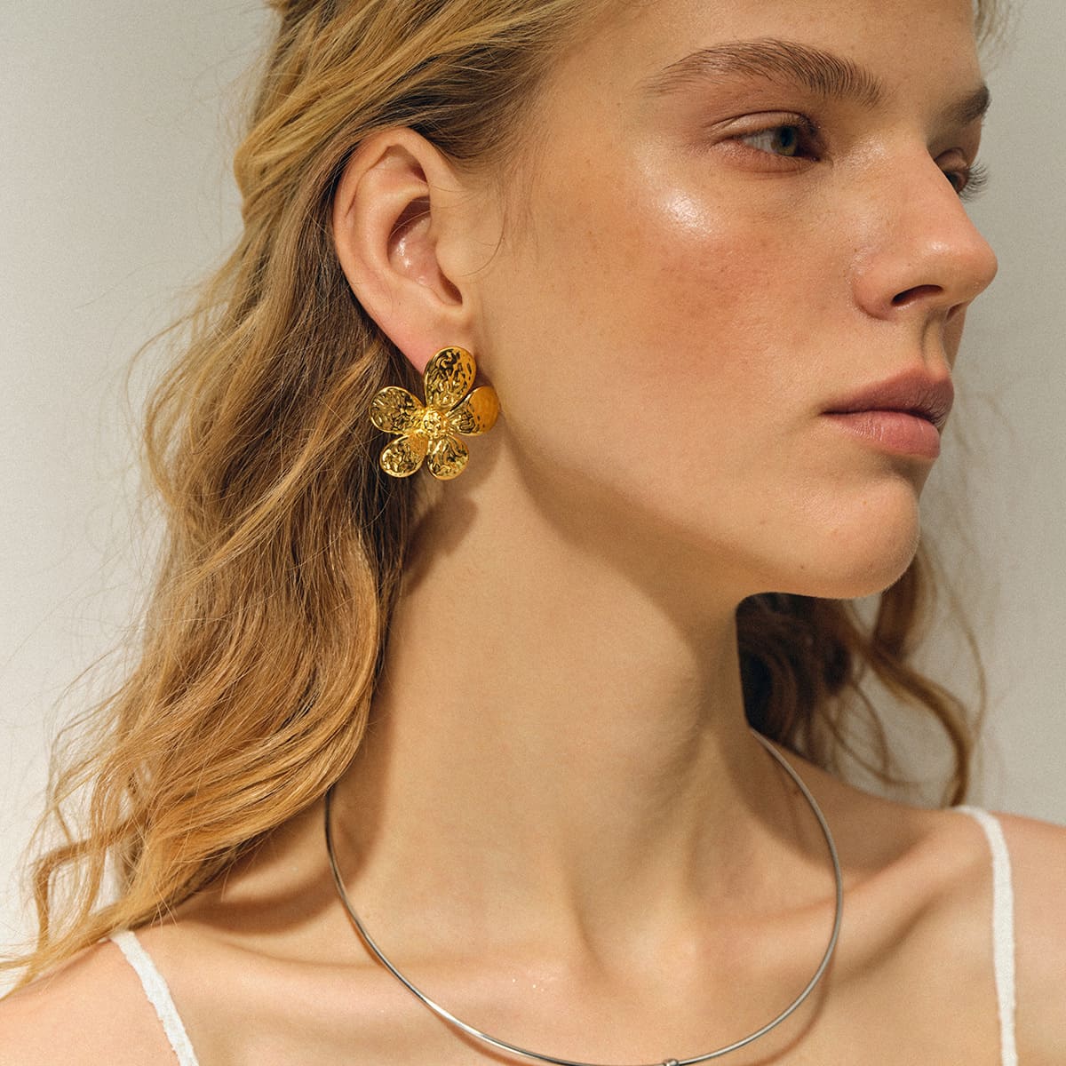 boucle-doreille-acier-chirurgical-Floria-portees-par-mannequin1