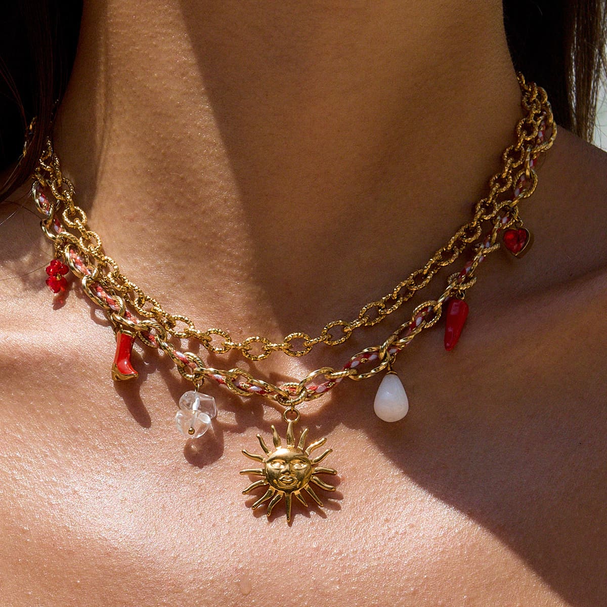 collier-bracelet-plaque-or-Biarritz-porte-par-mannequin