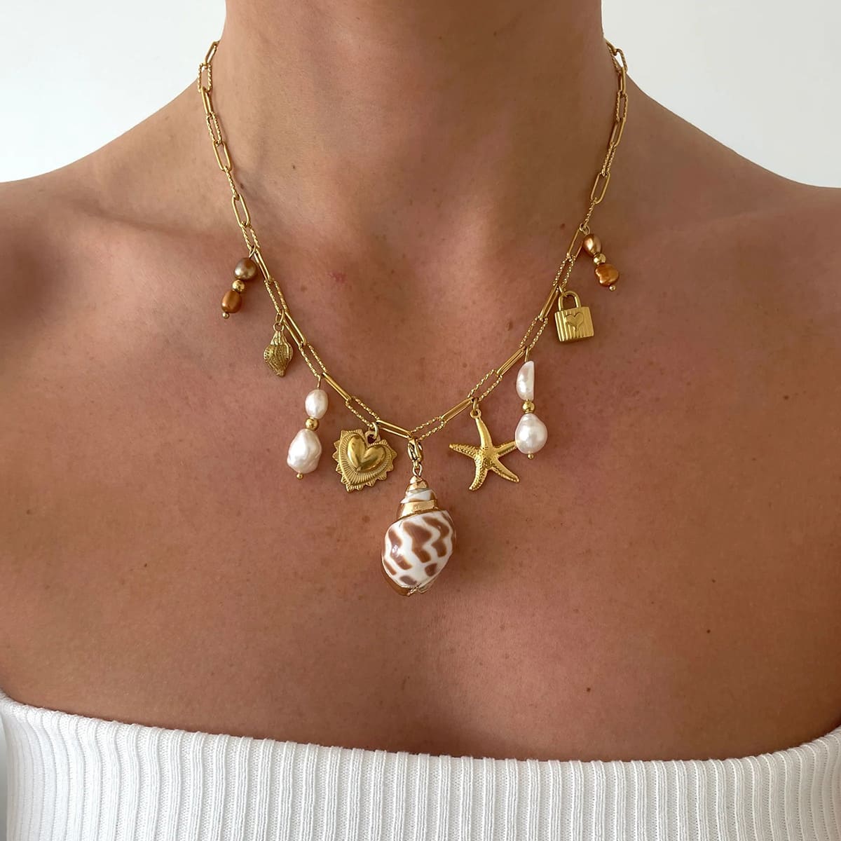 collier-plaque-or-Vibe-dete-modele2-porte-par-mannequin