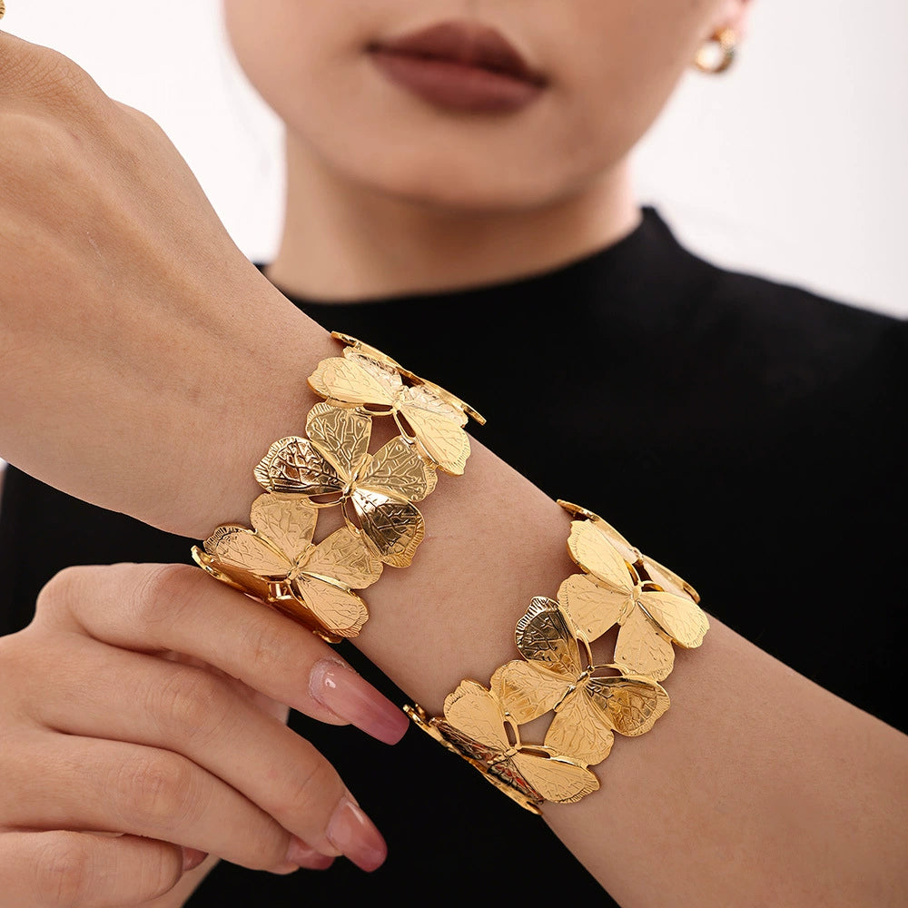 deux-bracelet-papillon-acier-inoxydable-dore-porte-par-mannequin-papillon