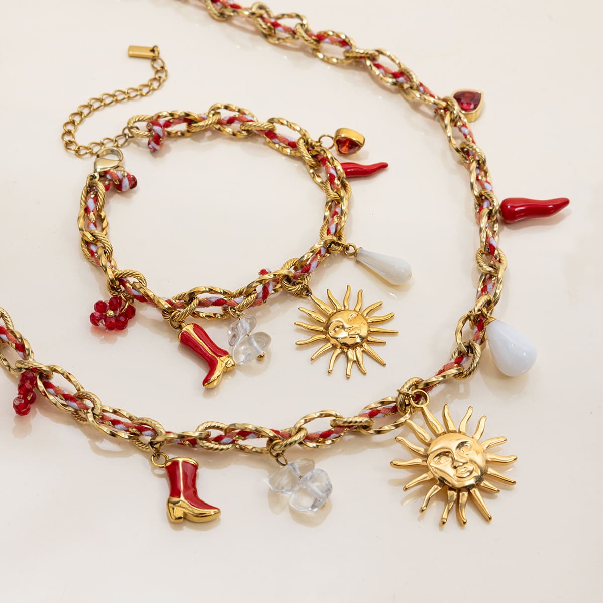 ensemble-collier-bracelet-plaque-orB-iarritz-sur-presentoir