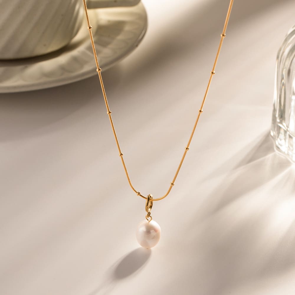 Gold Plated Pearl Necklace "Odile" - Kiwified Emerald