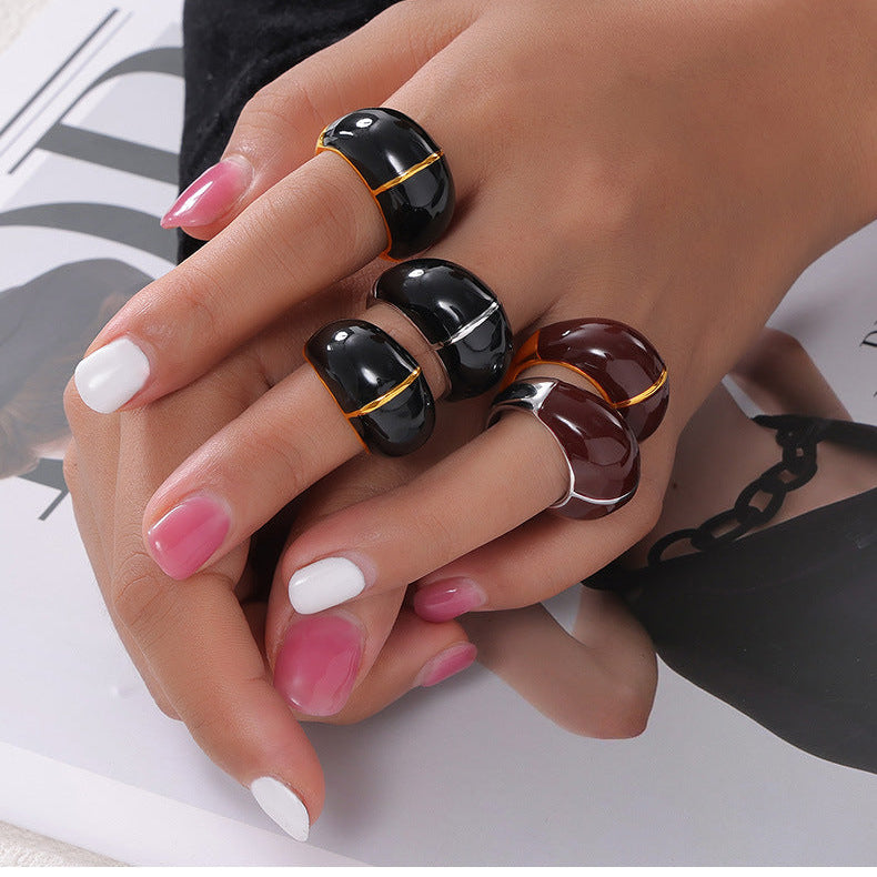 bague-bordeaux-en-acier-inoxydable-porte-par-manequin