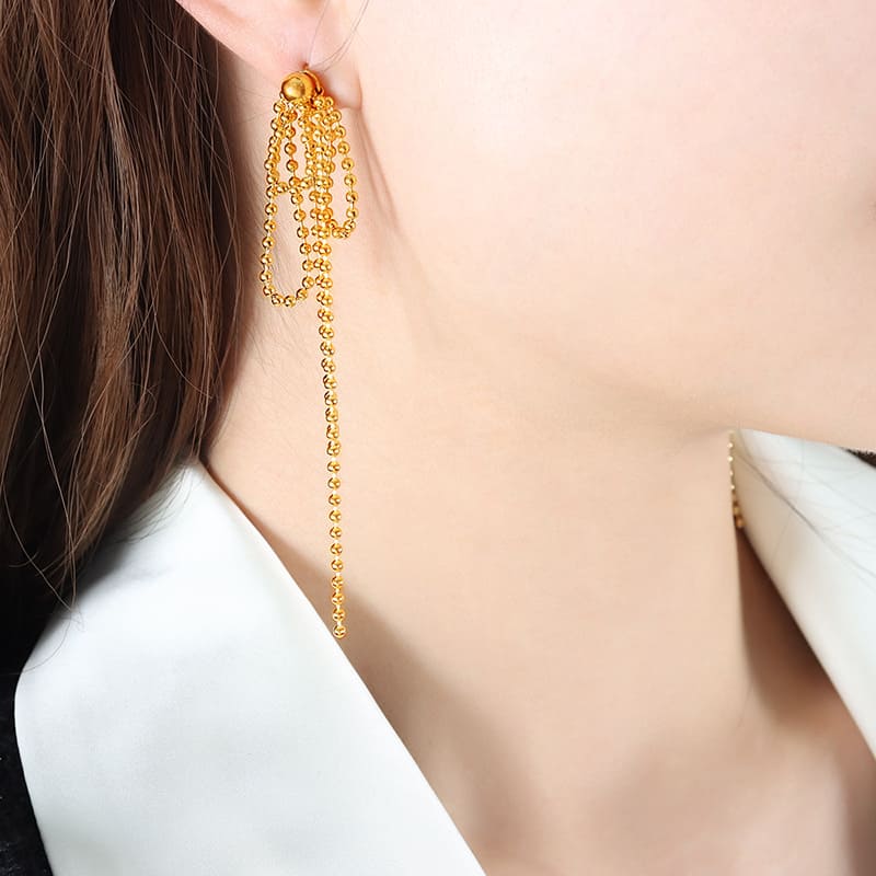 boucle-doreille-acier-chirurgical-Camille--portees-par-mannequin2