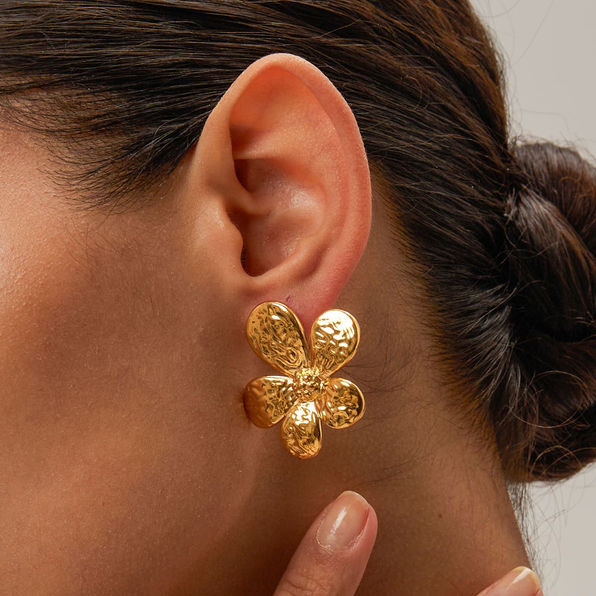 boucle-doreille-acier-chirurgical-Floria-vue-de-detail-portees-par-mannequin2