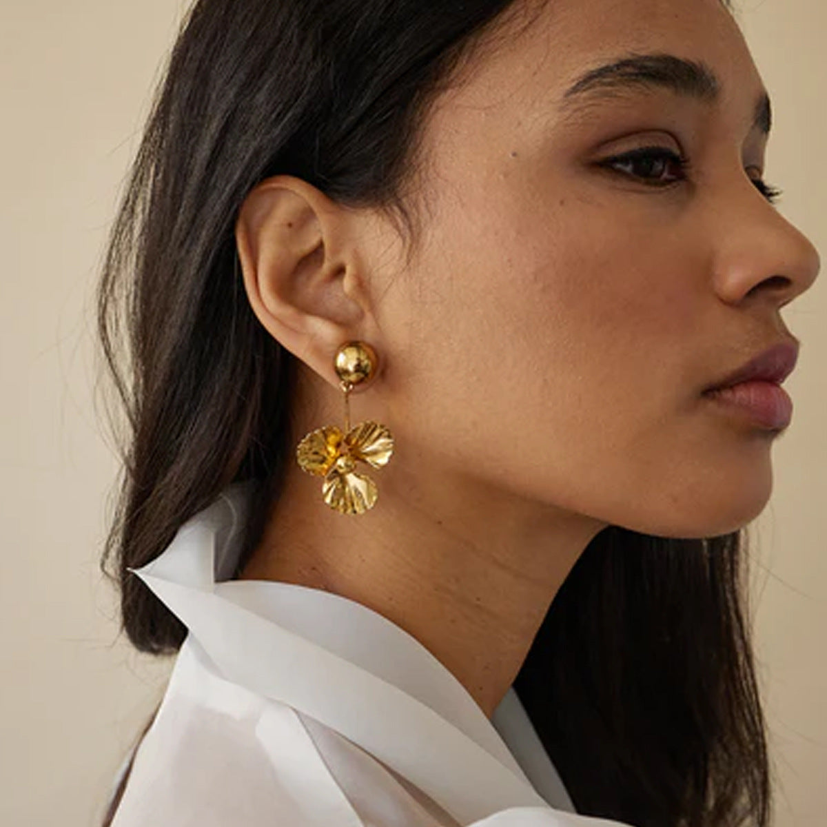 boucles-doreilles-acier-chirurgical-Lucie-portee-par-mannequin