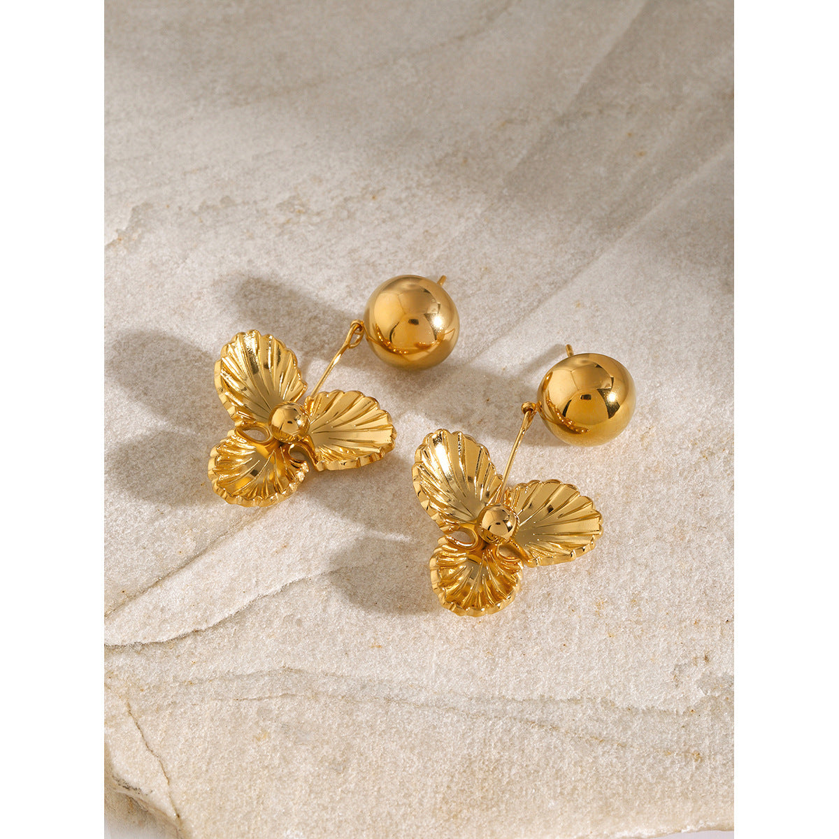boucles-doreilles-acier-chirurgical-Lucie-vue-de-face-en-presentoir
