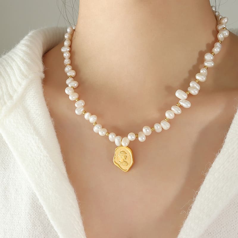 Gold Plated Pearl Necklace "Marie - A" - Kiwified Emerald